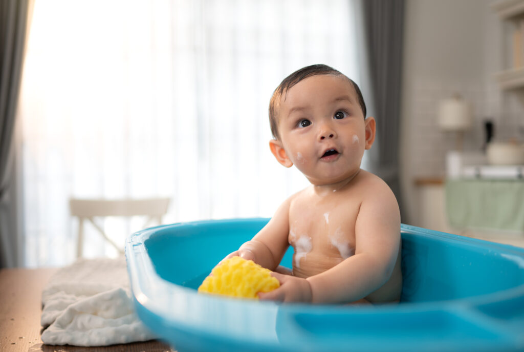 trẻ sơ sinh có nên gội đầu hàng ngày