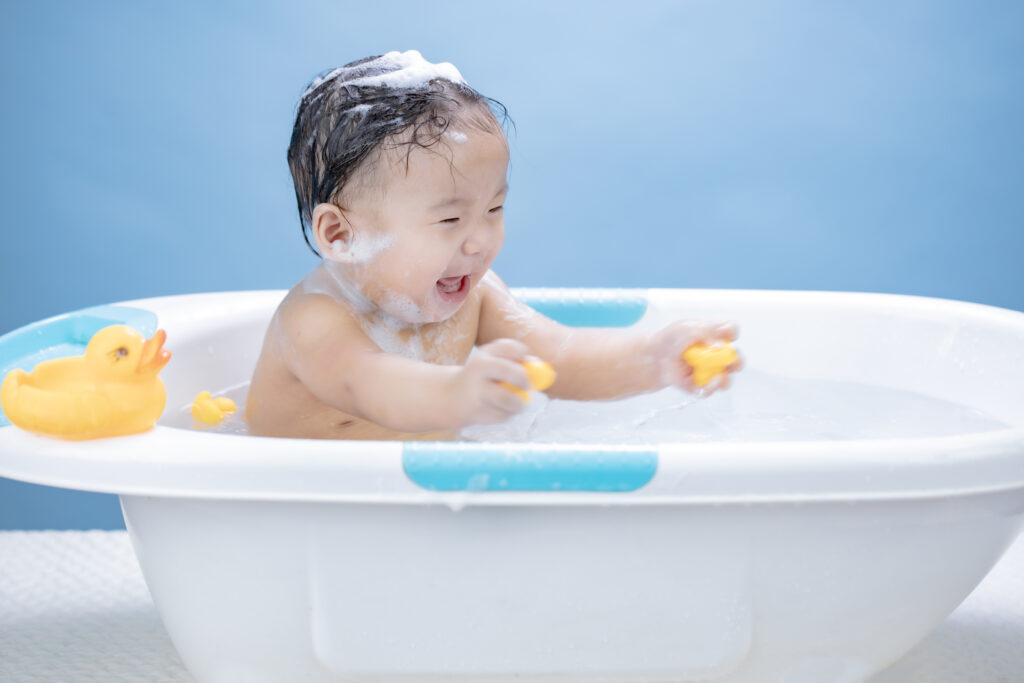 trẻ sơ sinh có nên gội đầu hàng ngày